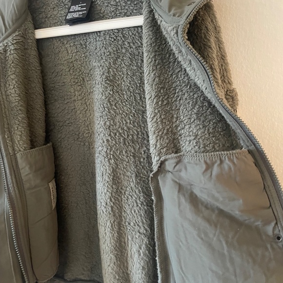 Vuori women's Cozy Sherpa Jacket Green Size Medium NWOT - Picture 6 of 14